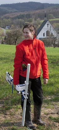 Laura Nazim mit Magnetometer